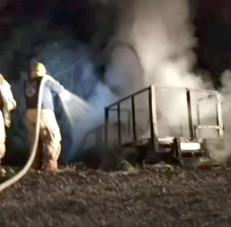 ¡CONDUCTOR MUERE CARBONIZADO AL INCENDIARSE LA CAMIONETA!