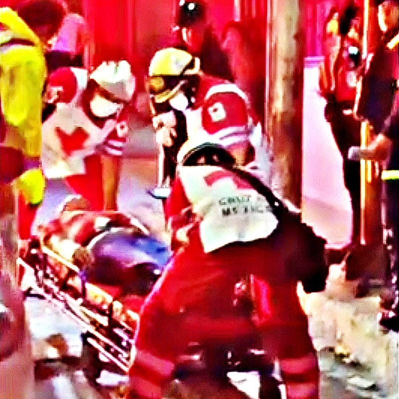 ¡VÁNDALOS AGARRAN A MARTILLAZOS A TAXISTA!