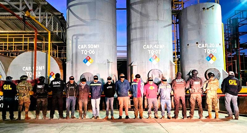 ¡GOLPE AL HUACHICOL! - FUERZAS FEDERALES DECOMISAN 250 MIL LITROS DE COMBUSTIBLE Y 12 PIPAS EN PEROTE