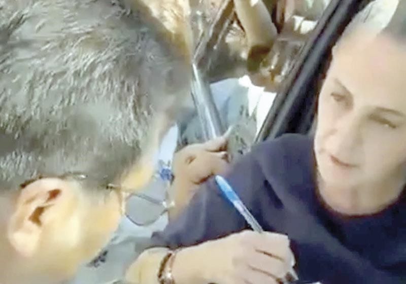 ¡CNTE INTERCEPTA EL CONVOY DE SHEINBAUM; LES FIRMA ACUERDO!