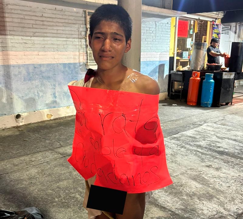 ¡DEJAN ENCUERADO Y AMARRADO A UN POSTE A JOVEN ‘JAULERO’!