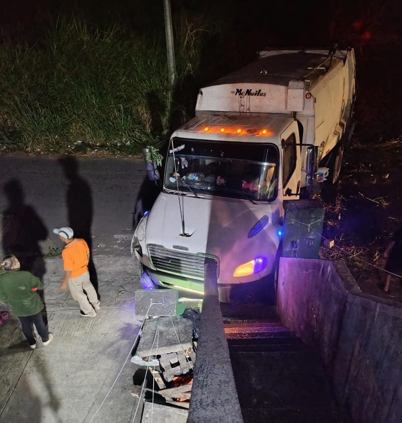 ¡CAMIÓN DE LA BASURA SALIÓ ‘VOLANDO’ DE PUENTE VEHÍCULAR!
