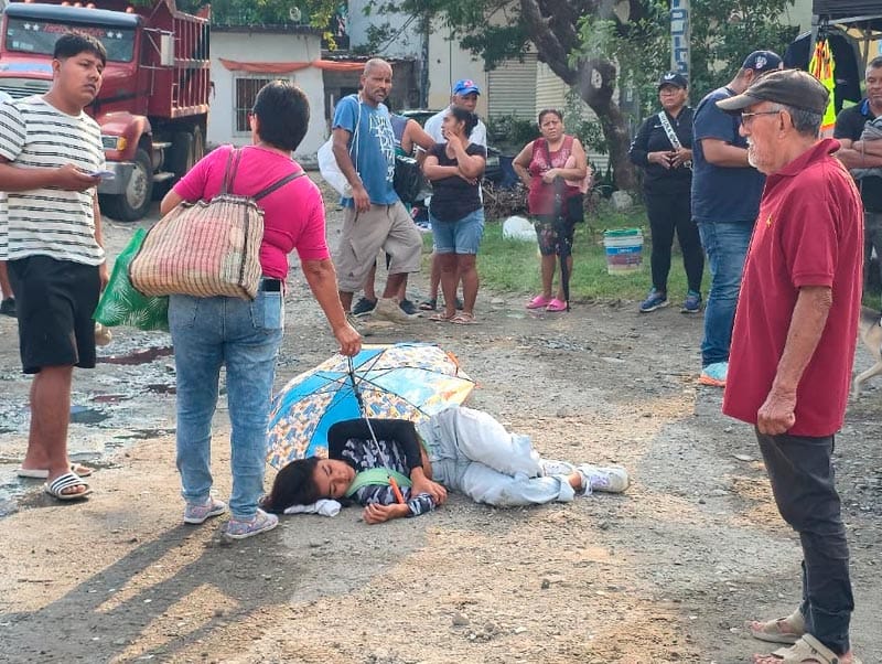 ¡JOVENCITA ATROPELLADA FRENTE AL TIANGUIS!