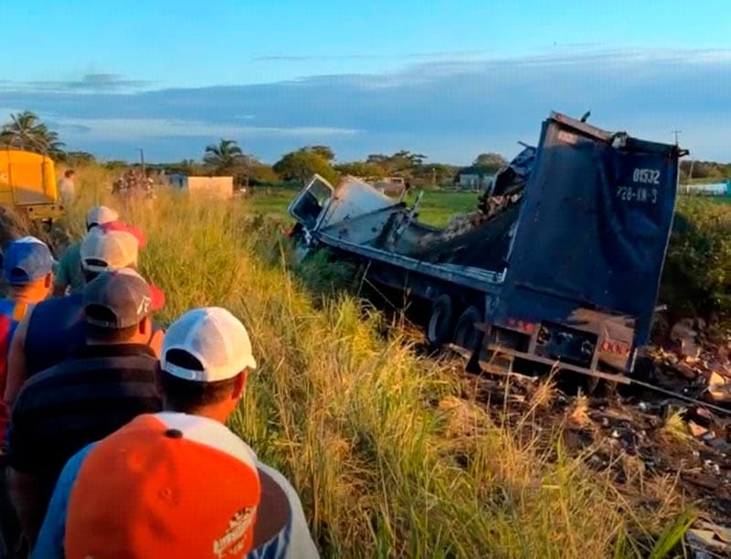¡VOLCO TRAILER Y NIÑO PIERDE LA VIDA!