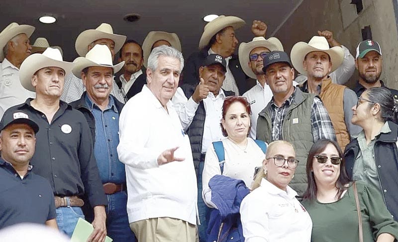 ¡PASAN CUATRO HORAS EN SEGOB CAMPESINOS Y TRANSPORTISTAS!