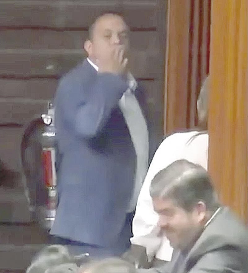 ¡CUAUHTÉMOC BLANCO MANDA BESO A DIPUTADA!