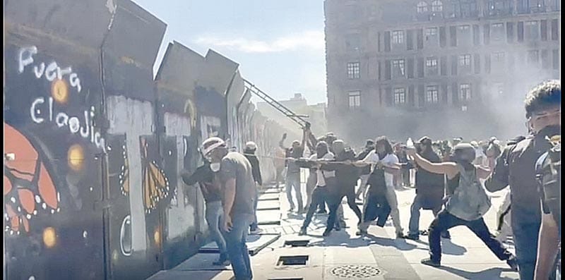 ¡DERRIBAN VALLAS EN PALACIO NACIONAL!