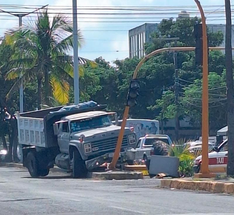 ¡POR CAER EN UN BACHE VOLTEO SE IMPACTÓ CONTRA PALMERA Y UN SEMÁFORO!