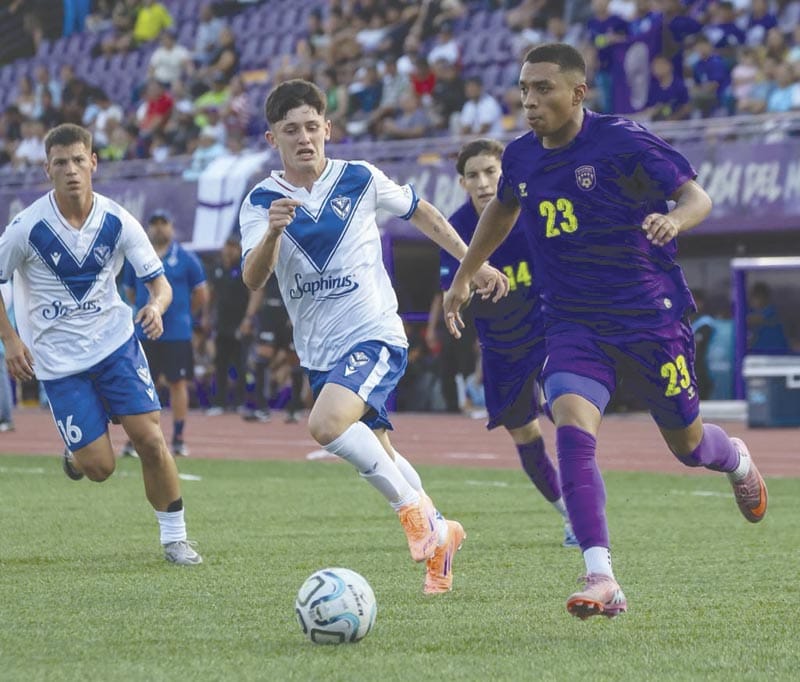 ¡VÉLEZ SÁRSFIELD FRENA AL RACING VERACRUZ!