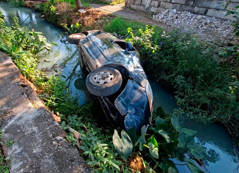 ¡CAE AUTOMÓVIL A CANAL DE AGUAS NEGRAS EN PLAYA LINDA!