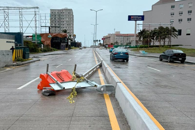 ¡CAE LUMINARIA EN EL BULEVAR DE BOCA DEL RÍO POR EL “NORTAZO”!