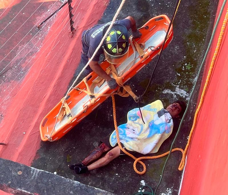 ¡JOVEN CAE DE AZOTEA AL QUERER ENTRAR A SU CASA POR LA VENTANA!
