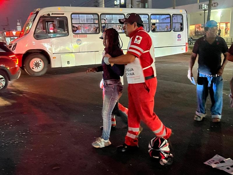 ¡PAREJA DE MOTOCICLISTAS LESIONADOS EN ‘TRANCAZO’!