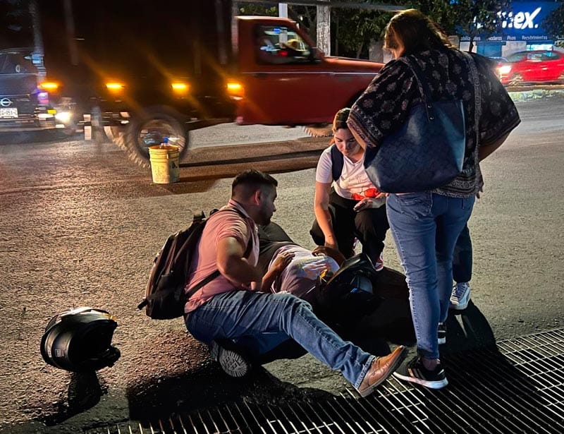¡RULETERO EMBISTIÓ A PAREJA DE MOTOCICLISTAS!