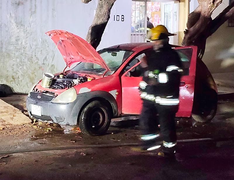¡SE INCENDIA CHIQUI AUTO EN LA COLONIA LOS PINOS!