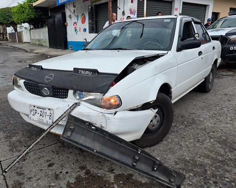 ¡SOLO DAÑOS DEJÓ CHOQUE ENTRE CAMIONETA Y AUTO JAPONÉS!