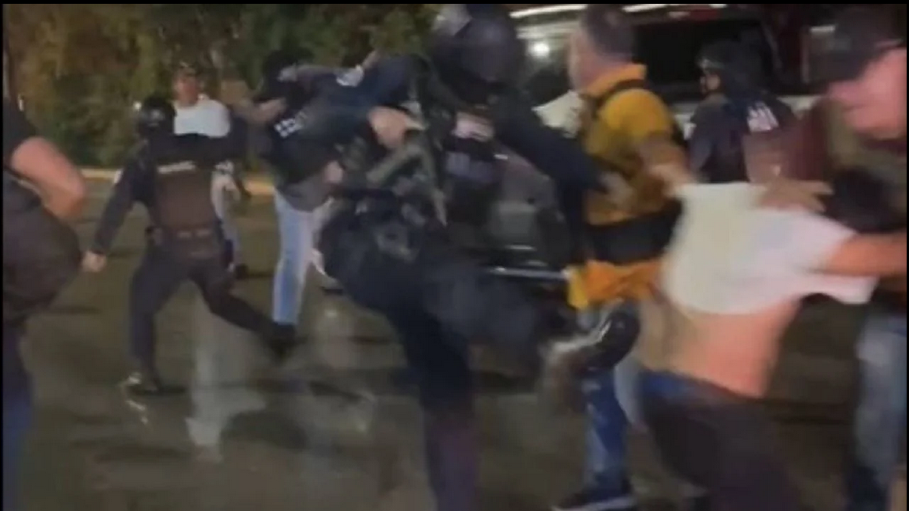 ¡BLOQUEO CARRETERO EN PLAYA DEL CARMEN TERMINA CON VARIOS DETENIDOS POR LA TRIFULCA CON POLICÍAS!