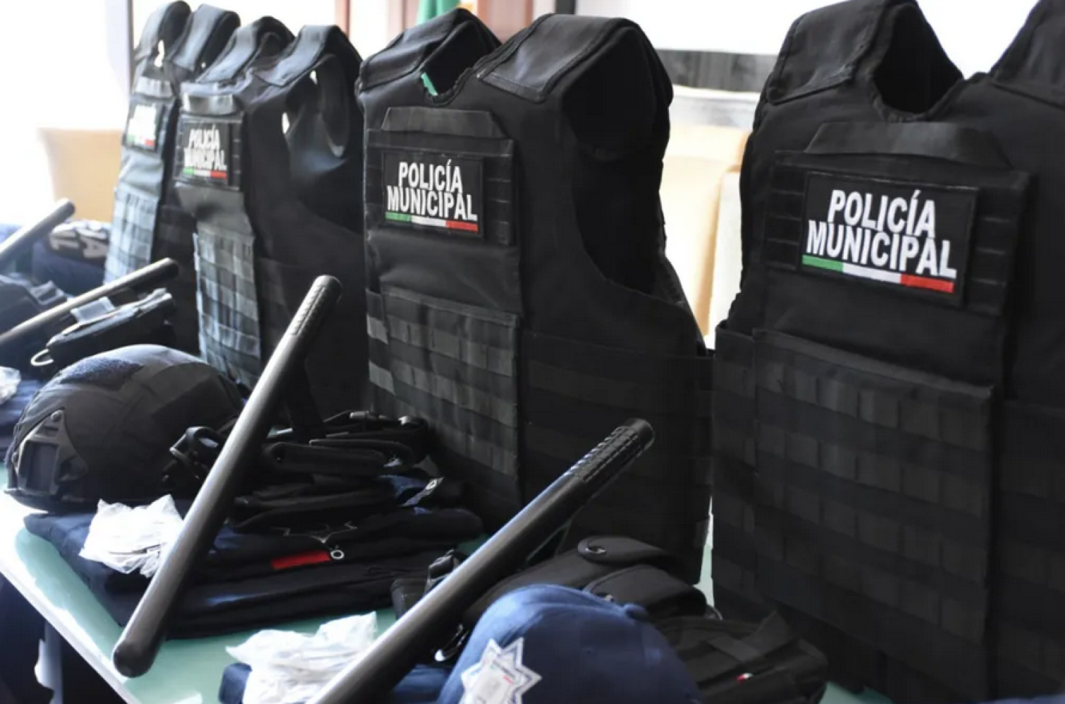 ¡A BALAZOS ASALTAN A UNA PAREJA EN EL OXXO DE PURGA!