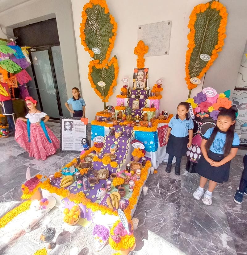 COLORIDAS OFRENDAS RECUERDAN A TODOS SANTOS