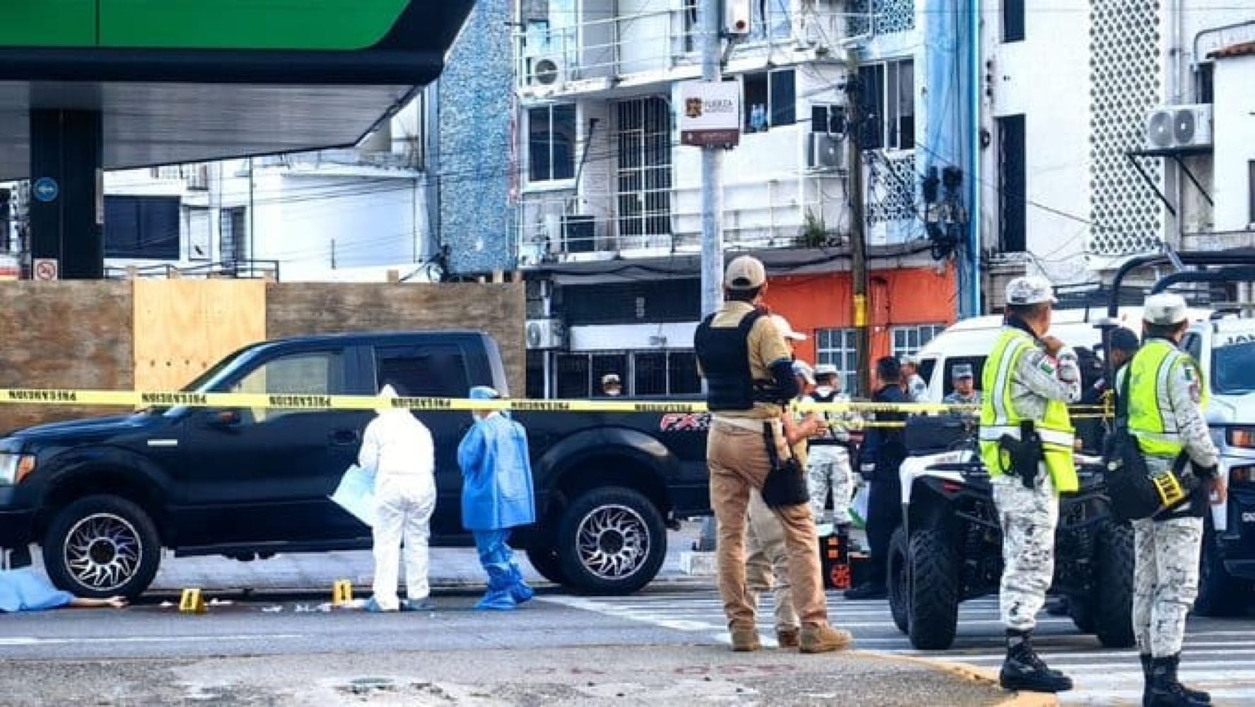 ¡EN PLENO PUENTE, DOS TURISTAS SON BALEADOS EN LA COSTERA DE ACAPULCO; UNO MURIÓ!