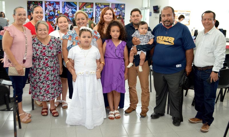 REALIZAN SU PRIMERA COMUNIÓN