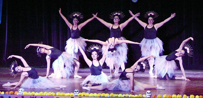 PRESENTAN “ALTAR DE DANZA” PARA FIELES DIFUNTOS