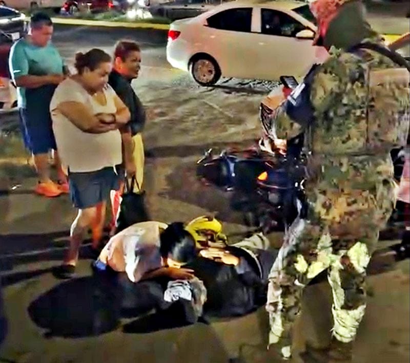 ¡CAMIONETA IMPACTA A MOTOCICLISTA FRENTE A PLAZA LAGUNA!