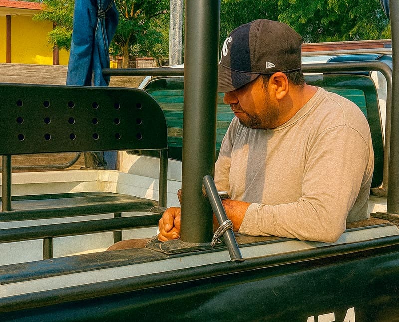 ¡LO DETIENEN POR VENDER LOROS VERDES EN LA VÍA PÚBLICA!