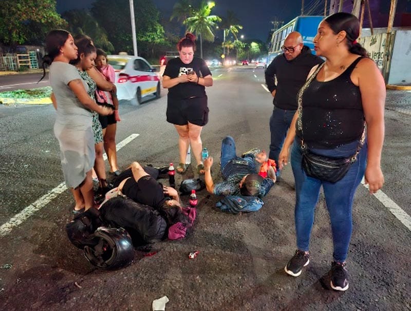 ¡LUCHADOR PROFESIONAL Y SU ESPOSA ARROLLADOS POR UN CHEVY!
