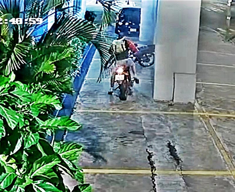 ¡ROBAN MOTOCICLETA AFUERA DEL SINDICATO DE PETROLEROS MEXICANOS!