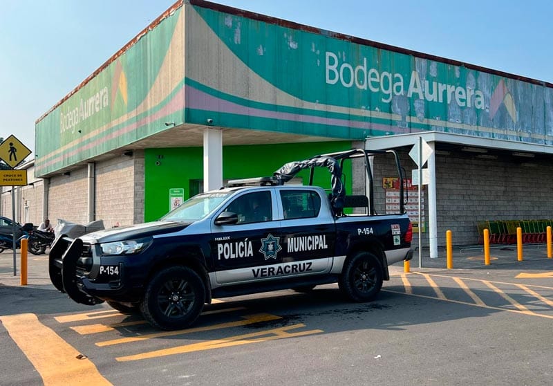 ¡SE HACEN PASAR POR EMPLEADOS Y ROBAN EN BODEGA AURRERA!