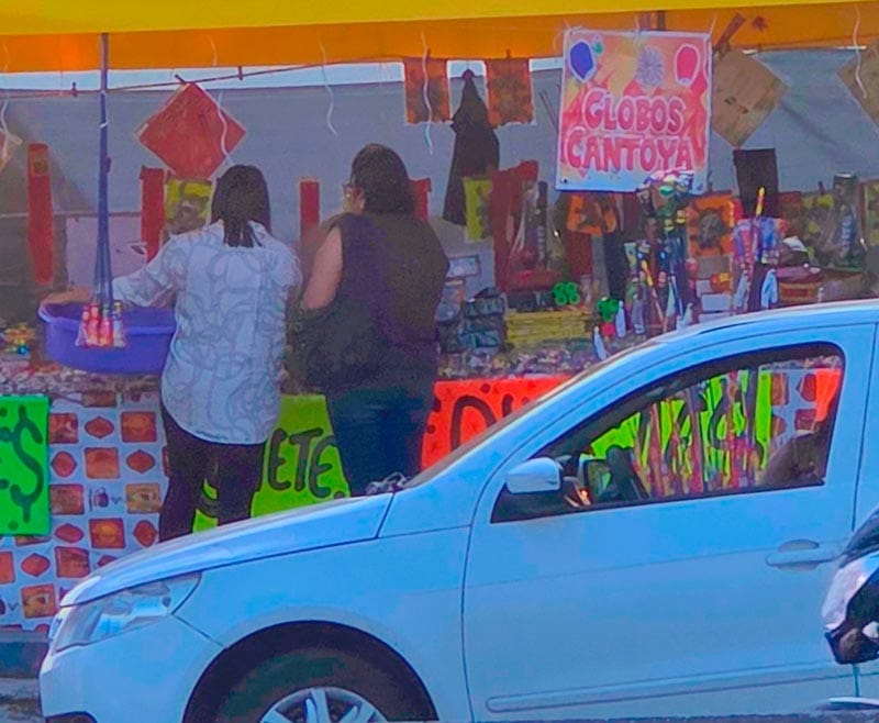 ¡VENDEN COHETES EN PARQUE INFANTIL!