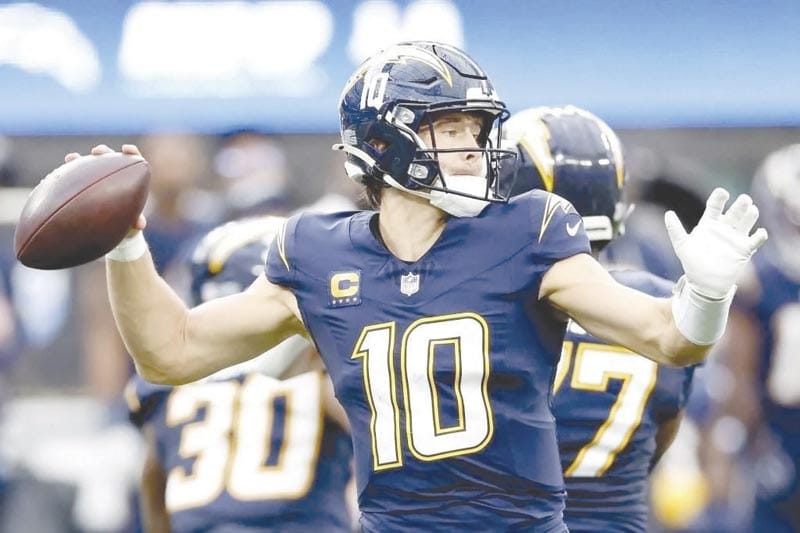 ¡JUSTIN HERBERT, A CIRUGÍA POR FRACTURA EN MANO IZQUIERDA!