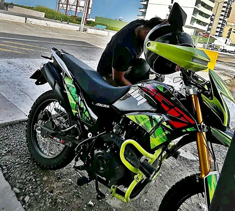 ¡LADRONES SALEN A PASEAR EN LA MOTO DEL VECINO!