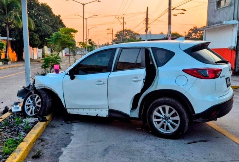 ¡CONDUCTOR BORRACHÍN CHOCA CONTRA LUMINARIA EN LA DOS CAMINOS!