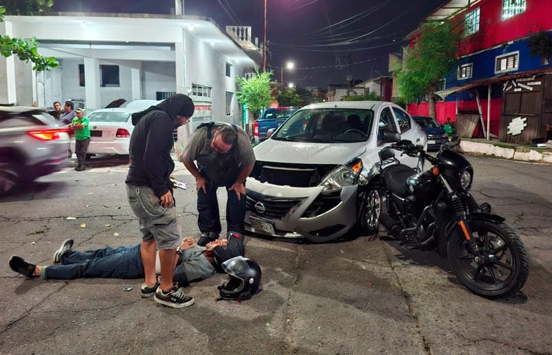 ¡AUTOMOVILISTA LE PEGA TRANCAZO A MOTO HARLEY DAVIDSON!