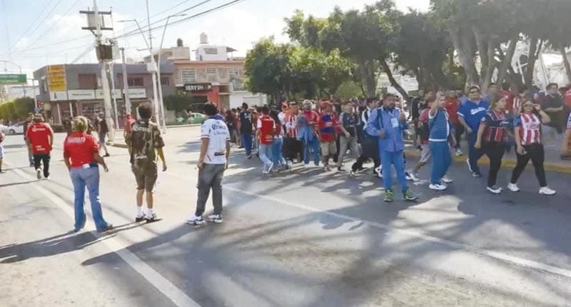 ¡PELEAN AFICIONADOS DE CHIVAS E IRAPUATO PREVIO A AMISTOSO!
