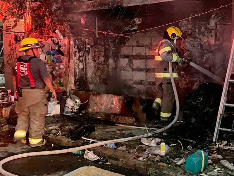 ¡APAGAN A CUBETAZOS CASA EN LLAMAS!