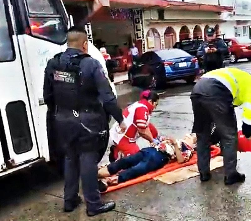 ¡MICROBUSERO NO VIO AL ABUELITO Y LO ATROPELLÓ!