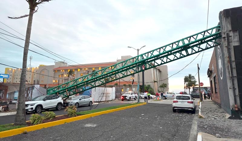 ¡CAYO TORRE PLUMA EN COSTA DE ORO! - EL FRENTE FRIO LA HIZO GIRAR, SE DESPLOMO APLASTANDO VEHÍCULOS Y UN RESTAURANTE