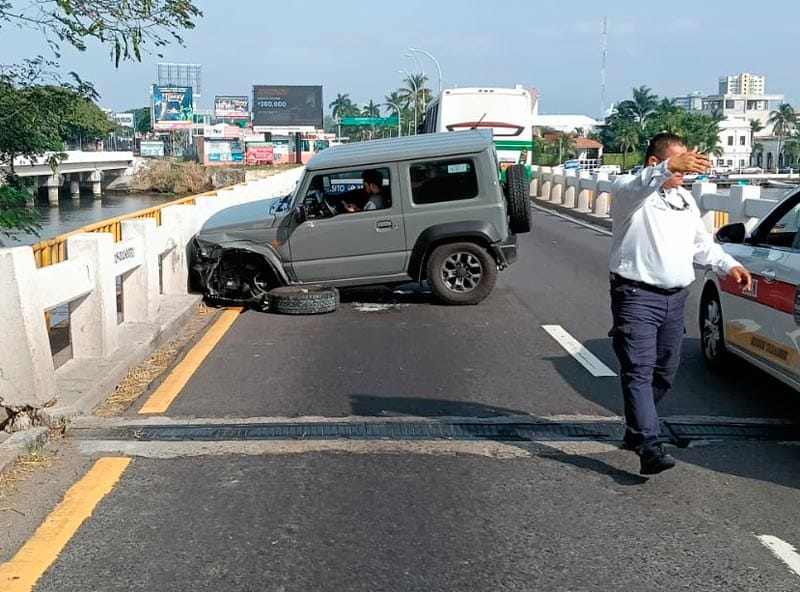 ¡CHOCÓ CONTRA EL PUENTE EN BOCA DEL RÍO!
