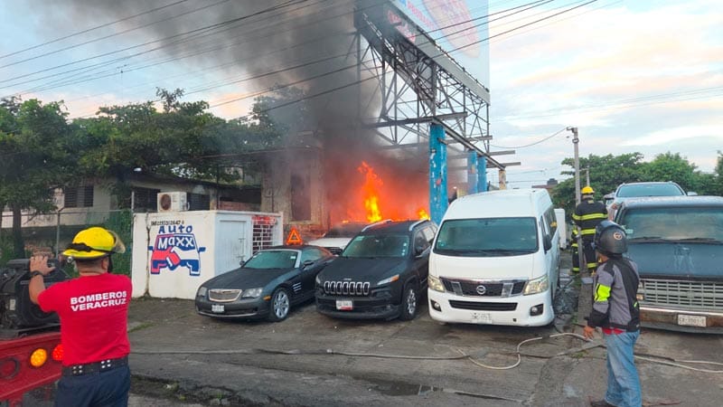 ¡SE INCENDIA LOTE DE AUTOS FRENTE AL MERCADO MALIBRÁN!