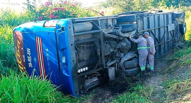 ¡AUTOBÚS VOLCÓ EN PÁNUCO Y DEJÓ SIETE LESIONADOS!