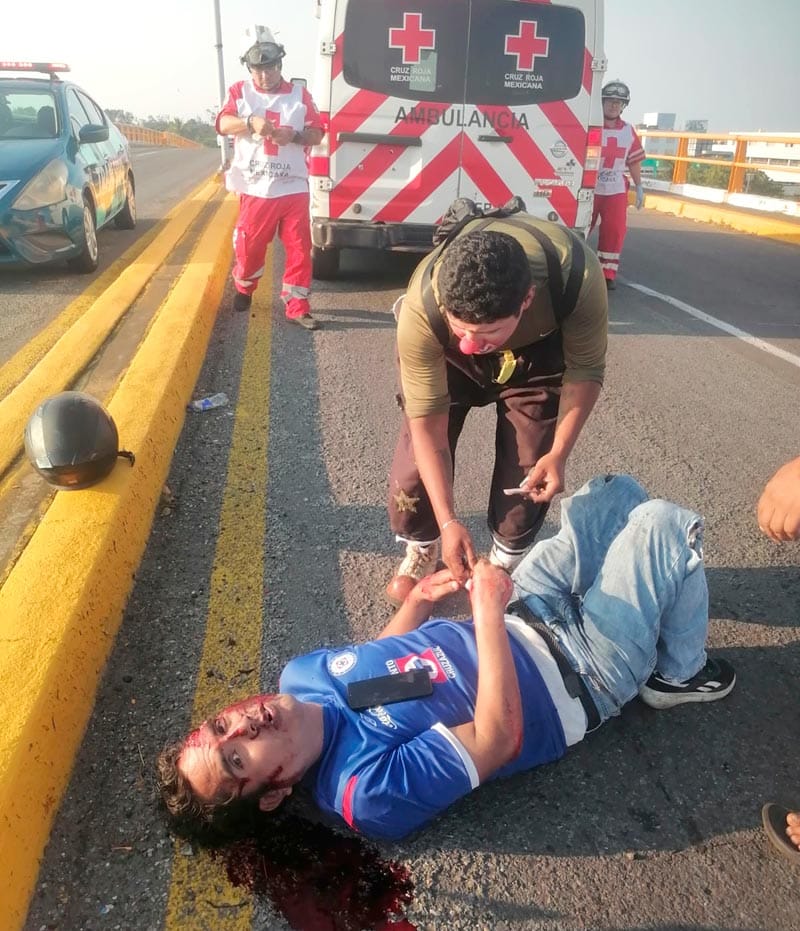 ¡BORRACHITO CAYÓ DE LA MOTOCICLETA EN EL PUENTE DE “MEGA”!