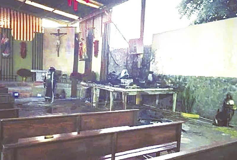 ¡INCENDIO EN PARROQUIA PROVOCADO POR COHETE!