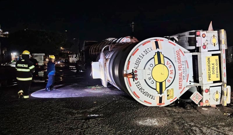 ¡PÁNICO EN LA COLONIA POR PIPA VOLCADA CARGADA CON GASOLINA!