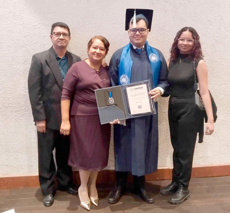 ADRIÁN GUZMÁN GUTIÉRREZ CULMINA SUS ESTUDIOS PROFESIONALES