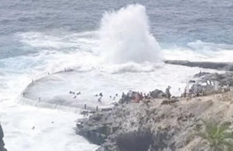 ¡UNA OLA MATA A CUATRO BAÑISTAS Y DEJA A UNA DESAPARECIDA EN TENERIFE, ESPAÑA!