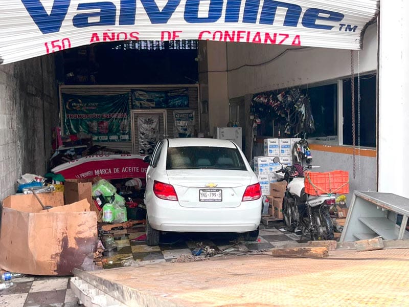 ¡TERMINÓ DENTRO DE LA REFACCIONARIA!