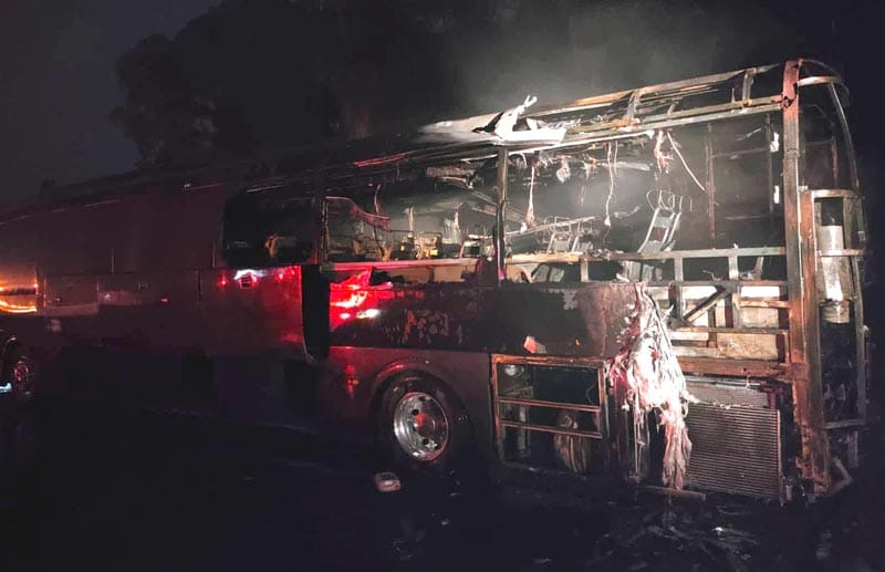 ¡AUTOBÚS TURÍSTICO SE CHAMUSCÓ EN LA AUTOPISTA!